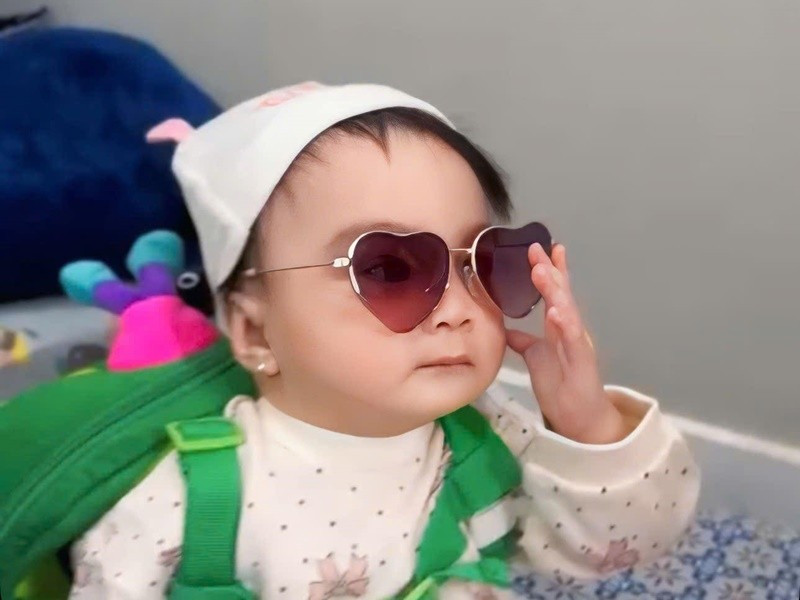 Vợ chồng Kha Ly công khai hình ảnh ái nữ thay vì giấu giếm như nhiều sao Việt. Ảnh: FB Kha Ly.