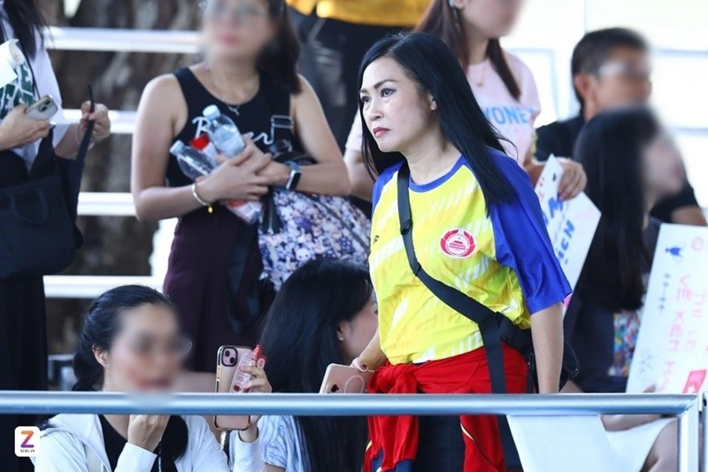 Hình ảnh Phương Thanh đến ủng hộ đội kéo co Việt Nam trước đối thủ Thái Lan. Ảnh: Znews.