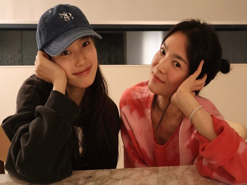 Song Hye Kyo hơn Suzy 13 tuổi. Theo Tiền Phong, sau khi chạm mặt ở Giải thưởng Truyền hình Rồng Xanh lần thứ 3 vào tháng 6/2024, Song Hye Kyo chủ động mời đàn em đến nhà chơi. Ảnh: Phụ Nữ Số.