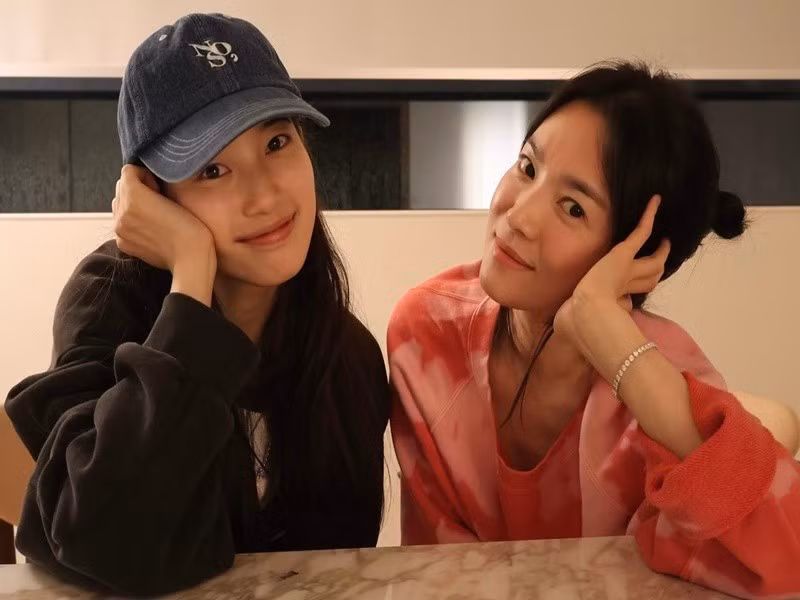 Song Hye Kyo hơn Suzy 13 tuổi. Theo Tiền Phong, sau khi chạm mặt ở Giải thưởng Truyền hình Rồng Xanh lần thứ 3 vào tháng 6/2024, Song Hye Kyo chủ động mời đàn em đến nhà chơi. Ảnh: Phụ Nữ Số.