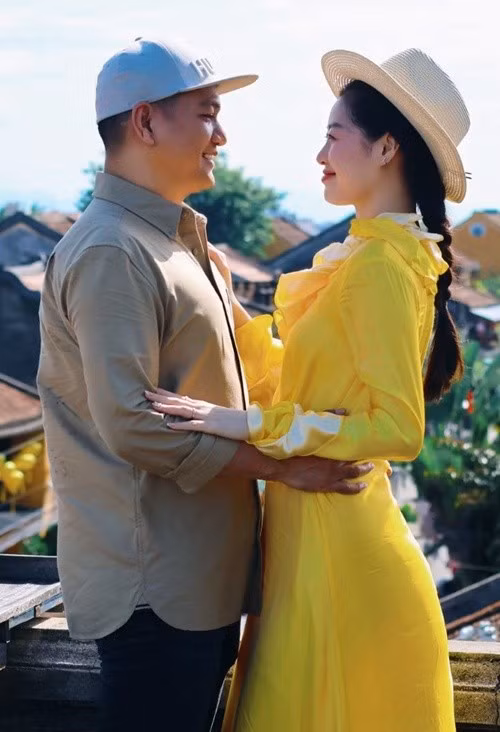 Khánh Vân từng chia sẻ Nguyễn Long là một phần thanh xuân của cô. "Anh thường hay nói mình không phải là người hoàn hảo nhất, nhưng trong lòng và trái tim của em, anh là người chồng tuyệt vời và hoàn hảo nhất", Znews dẫn lời nàng hậu. Ảnh: FB Khánh Vân.