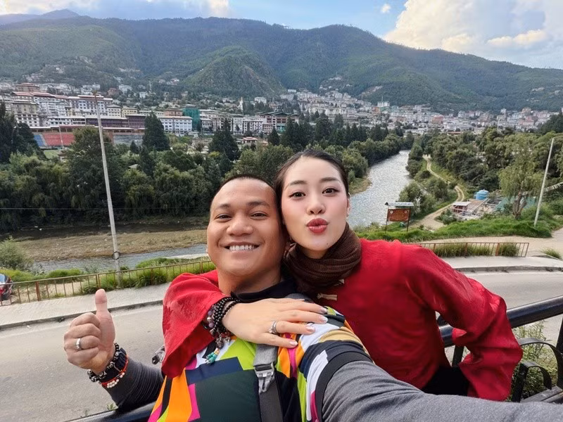 Vợ chồng Khánh Vân bên nhau không rời trong chuyến du lịch. Ảnh: FB Nguyễn Long.