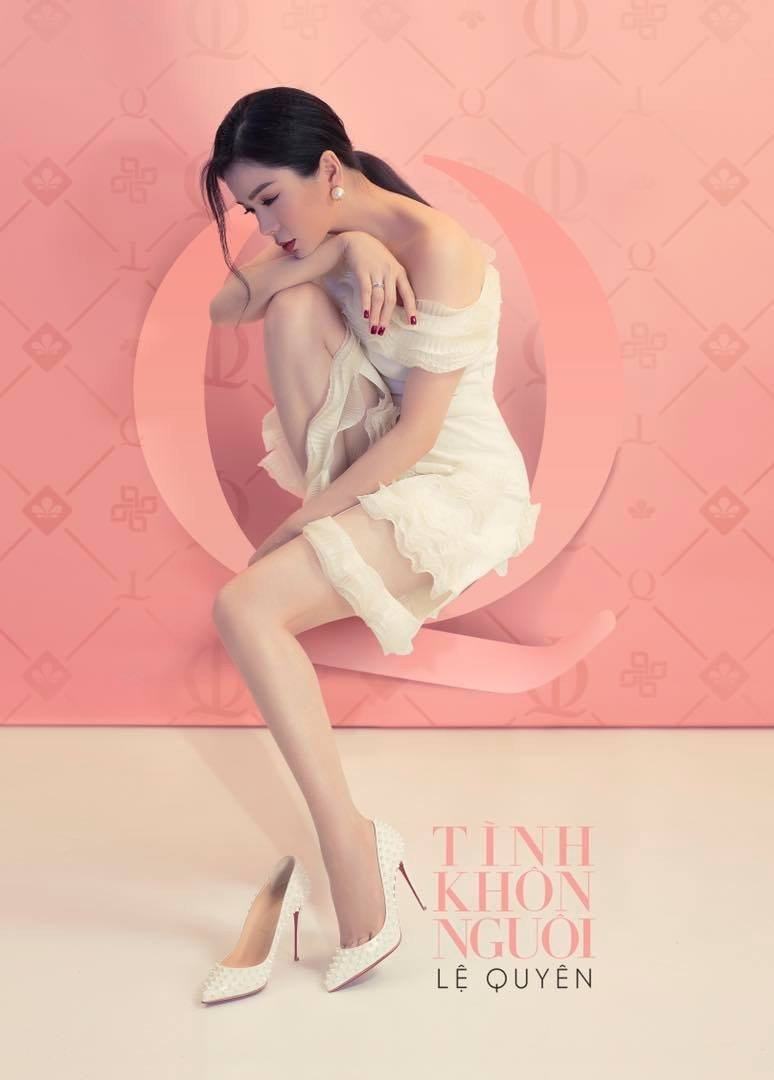 Theo Người Đưa Tin, năm 1999, Lệ Quyên thi đỗ vào 2 trường: Đại học Văn hóa Hà Nội và Nhạc viện Hà Nội. Nữ ca sĩ quyết định theo học tại trường Đại học Văn hóa Hà Nội.