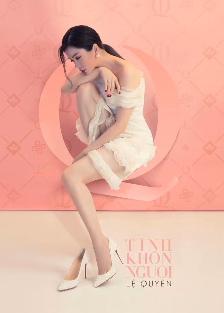 Theo Người Đưa Tin, năm 1999, Lệ Quyên thi đỗ vào 2 trường: Đại học Văn hóa Hà Nội và Nhạc viện Hà Nội. Nữ ca sĩ quyết định theo học tại trường Đại học Văn hóa Hà Nội.