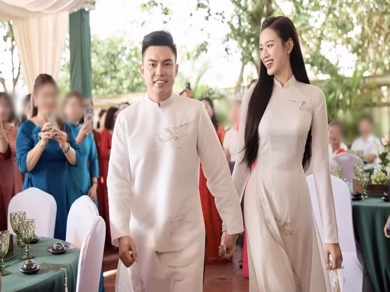 Trong lễ ăn hỏi sáng ngày 16/10, Đỗ Thị Hà đi giày bệt. Nhiều người cho rằng nàng hậu không muốn bị cách biệt chiều cao khi sánh đôi cùng Viết Vương. Ảnh: Znews.