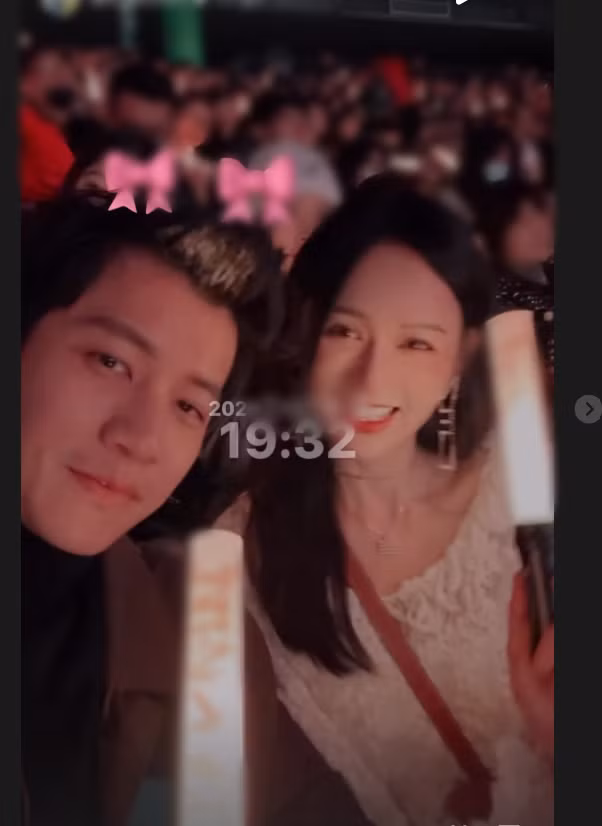 Vợ chồng diễn viên Trần Kiều Ân - Alan Tăng Vỹ Xương đi xem chương trình vào ngày cuối năm. Ảnh: Instagram Trần Kiều Ân.