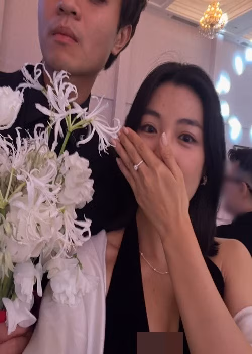 Nhiều nghệ sĩ gửi lời chúc đến Lan Thy. Khổng Tú Quỳnh nhắn nhủ: “Chúc mừng nhé”, trong khi diễn viên Quang Sơn để lại bình luận: “Chúc mừng em mình”. Ảnh: FB Lan Thy.