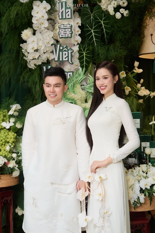 Trước đó, lễ ăn hỏi của Đỗ Thị Hà và Viết Vương diễn ra ngày 16/10. Nàng hậu chia sẻ về bạn đời trên trang cá nhân: "Nay anh được khoe mặt, rõ nét rồi, không còn ảnh chụp sau lưng nữa". Ảnh: FB Đỗ Thị Hà.