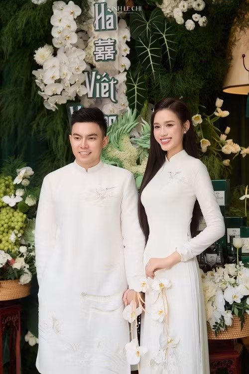 Trước đó, lễ ăn hỏi của Đỗ Thị Hà và Viết Vương diễn ra ngày 16/10. Nàng hậu chia sẻ về bạn đời trên trang cá nhân: "Nay anh được khoe mặt, rõ nét rồi, không còn ảnh chụp sau lưng nữa". Ảnh: FB Đỗ Thị Hà.