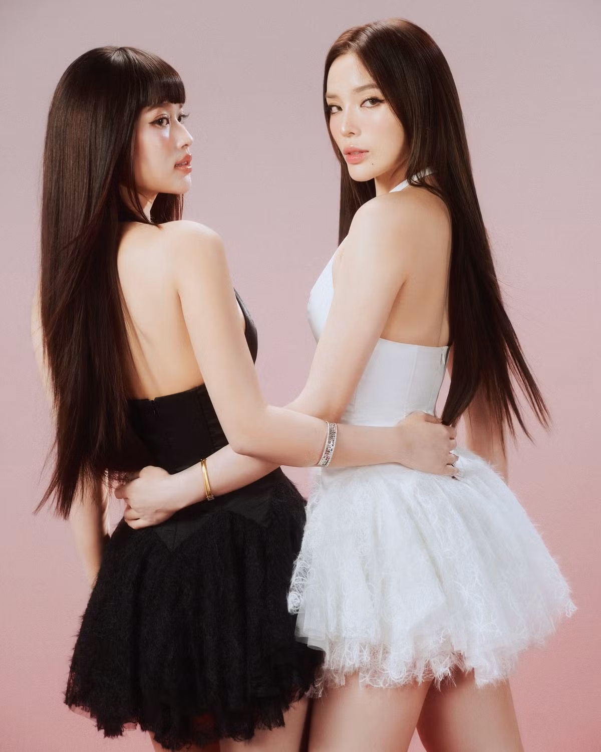 Thiên Ân và Kỳ Duyên để tóc dài thẳng, gương mặt trang điểm nhẹ nhàng. Ảnh: FB Thiên Ân.