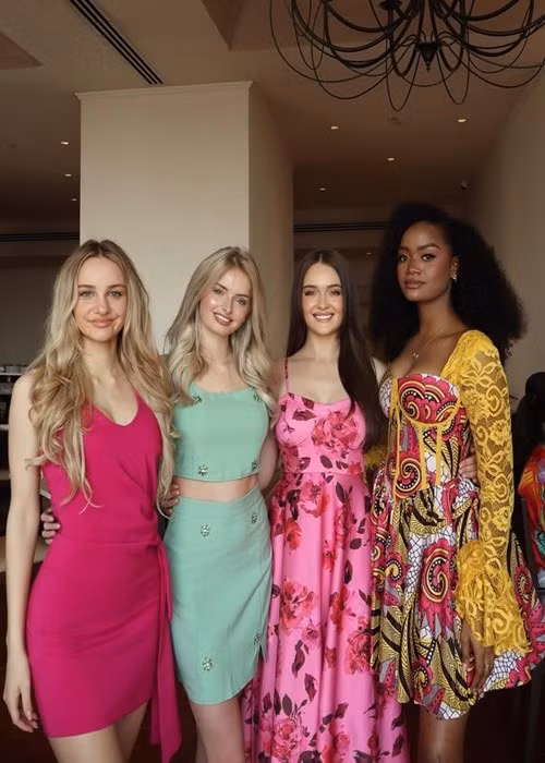 Jane từng khuyến khích các trẻ em tham gia trượt băng. "Trượt băng dạy cho các em về sự tập trung, kỷ luật và quyết tâm - những phẩm chất sẽ giúp ích cho các em trong cuộc sống. Nhìn các em tự tin hơn khi tiến bộ trên sân băng, tôi cảm thấy tầm quan trọng của việc truyền cảm hứng", người đẹp chia sẻ. Ảnh: Instagram Jane Knoester.