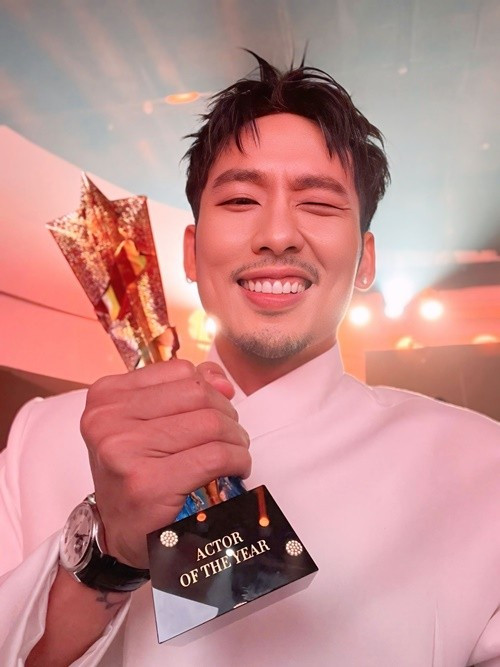Ở Harper’s Bazaar Star Awards 2025, Tuấn Trần đoạt giải Diễn viên của năm. Ảnh: FB Tuấn Trần.