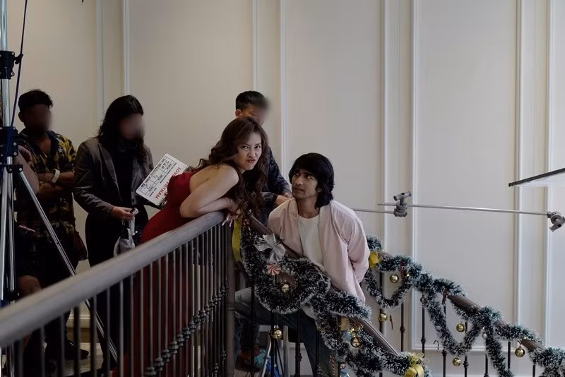 Khả Ngân luôn giữ được vẻ tươi tắn ở hậu trường quay phim. Ảnh: Instagram Khả Ngân.