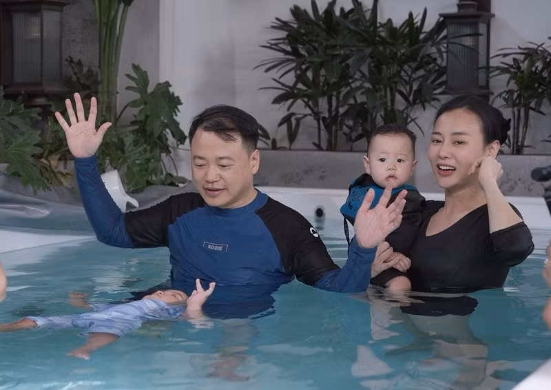 Gần đây, vợ chồng Phương Oanh cho các con nhỏ học bơi. Ảnh: FB Phương Oanh.