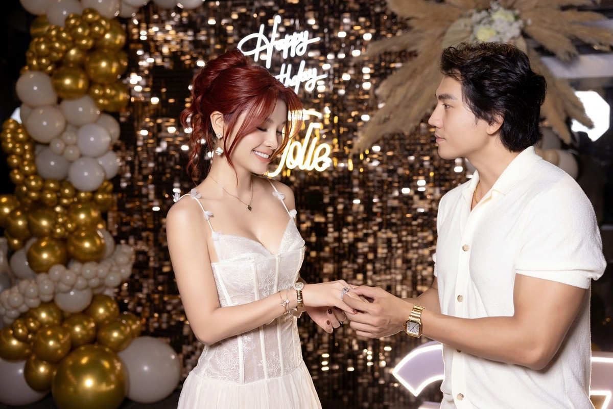 Đón tuổi 37, Phương Trinh Jolie nhận được chiếc nhẫn giá trị từ Lý Bình. Ảnh: FB Lý Bình.