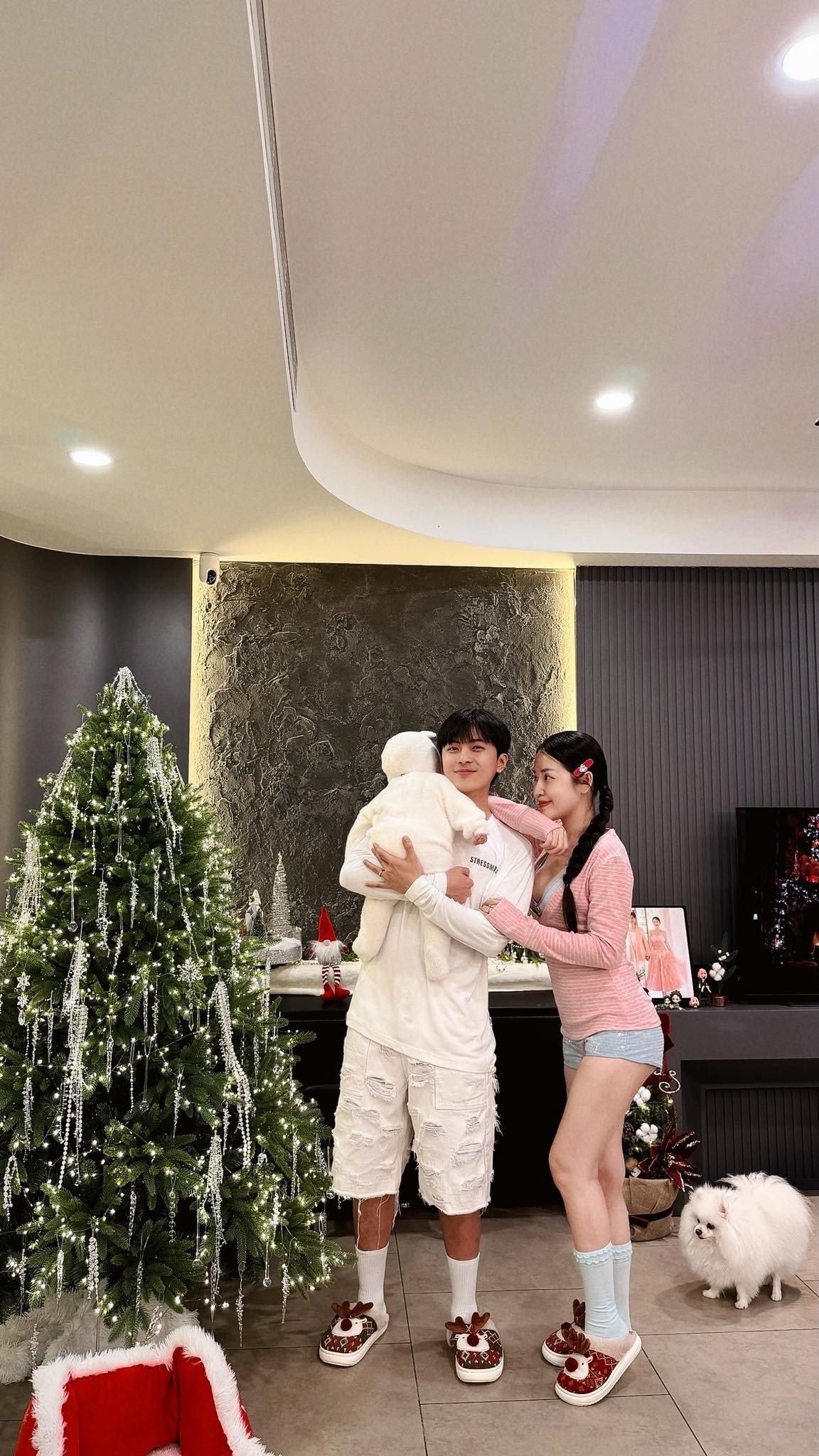 Dịp Giáng sinh 2025, cả hai từng đăng tải loạt ảnh “úp mở” bên con. Ảnh: FB Gin Tuấn Kiệt.