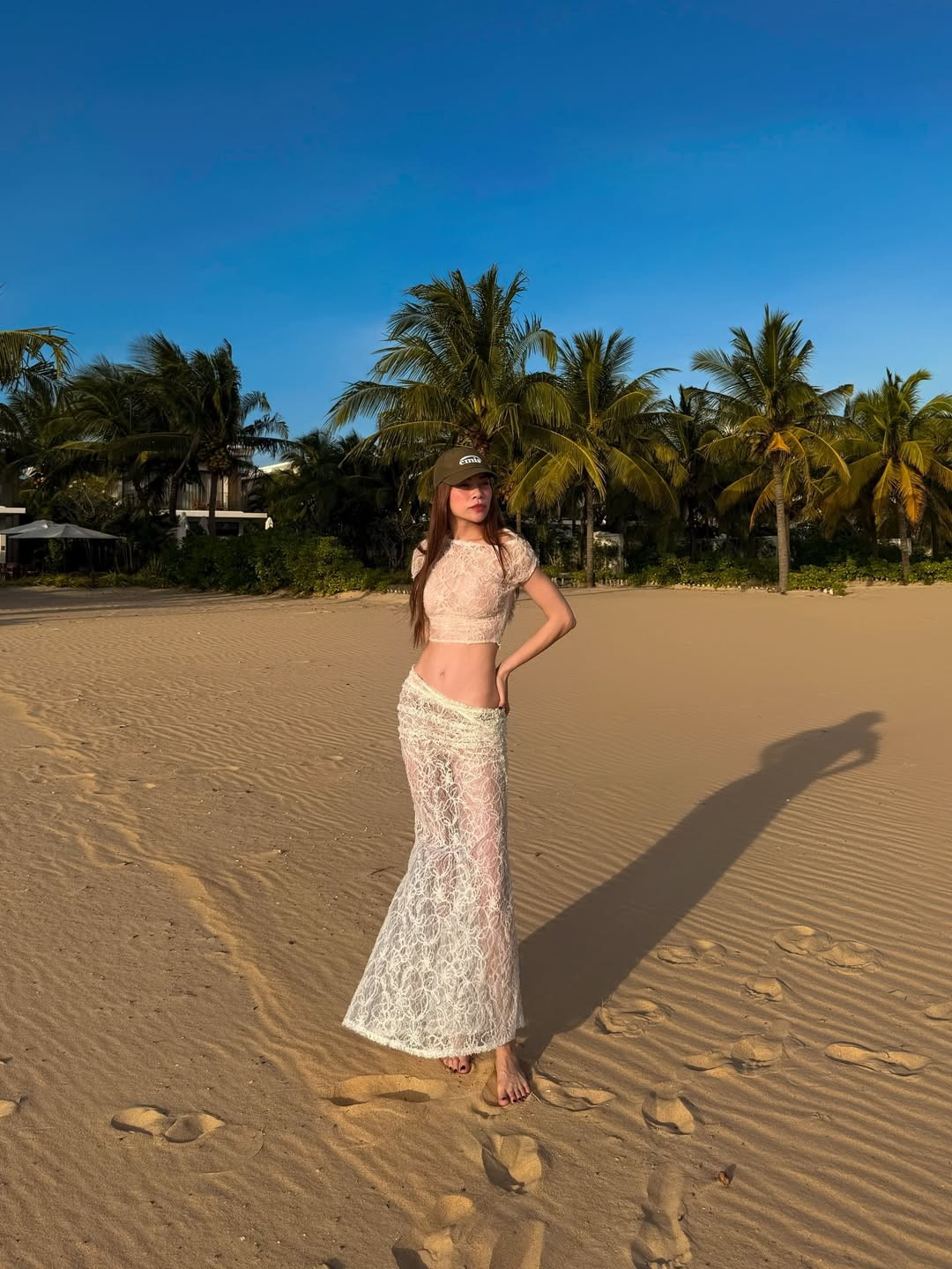 "Hẹn gặp lại mọi người vào năm 2026 với những giai điệu mới, những câu chuyện âm nhạc mà Hà đang nóng lòng muốn kể. Chào 2026, chúng ta cùng rực rỡ nhé", Hà Hồ bày tỏ.