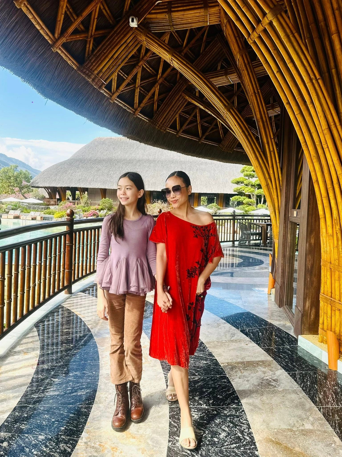 Bé Sol thành thạo tiếng Anh, Thuỵ Điển và Việt.