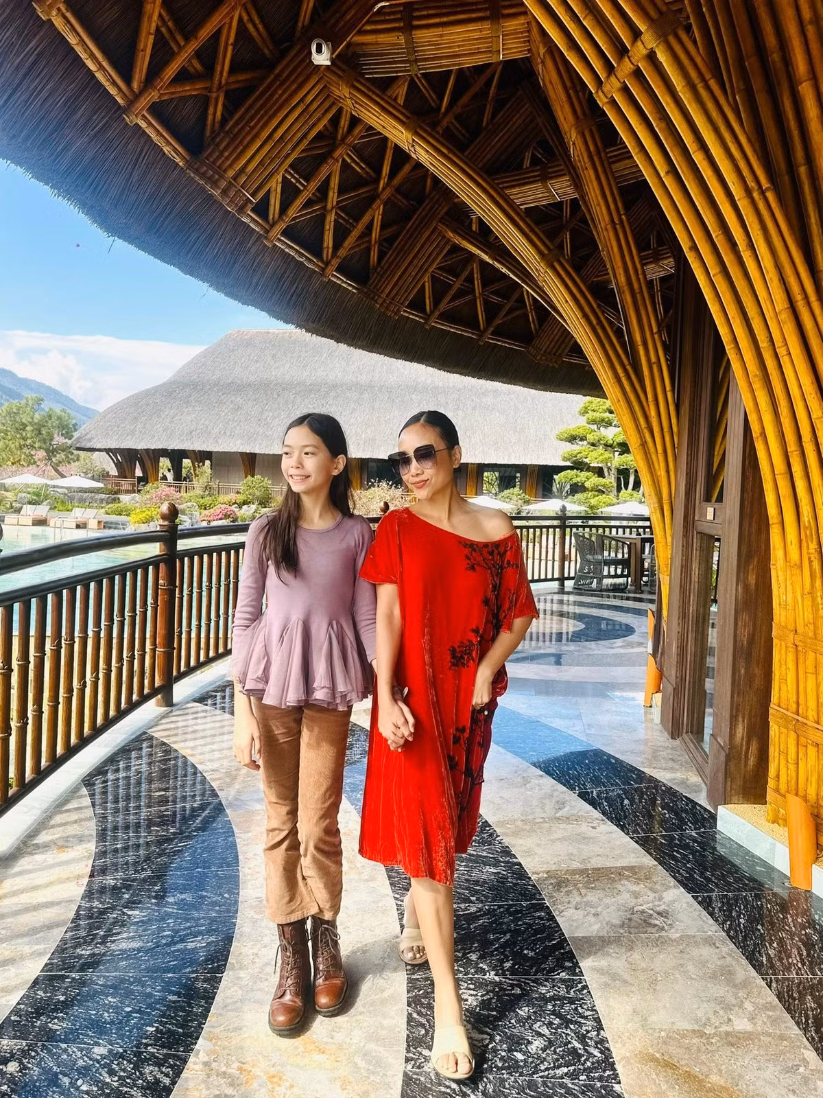 Bé Sol thành thạo tiếng Anh, Thuỵ Điển và Việt.