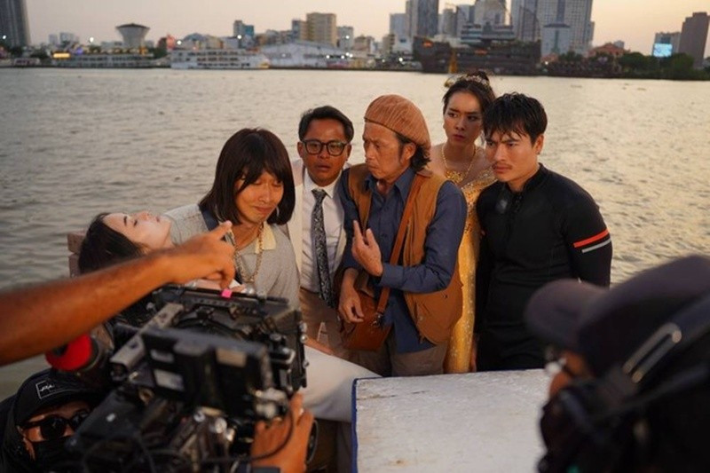 Theo Vietnamnet, phim Làm giàu với ma 2 có sự góp mặt của Hoài Linh, Tuấn Trần, La Thành, Diệp Bảo Ngọc, Võ Tấn Phát, NSND Việt Anh, nghệ sĩ Trung Dân, NSƯT Công Ninh, nghệ sĩ Phước Sang, diễn viên Thanh Thức, Hứa Minh Đạt... Ảnh: An Ninh Thủ Đô.