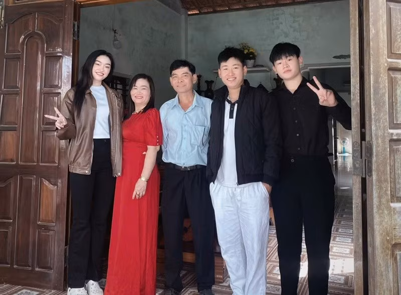 Theo Dân Việt, bố của Yến Nhi làm thợ phụ hồ, mẹ nàng hậu bán vé số hơn 20 năm trước khi theo chồng đi phụ hồ để kiếm thêm thu nhập. Ảnh: Đời Sống Gia Đình.