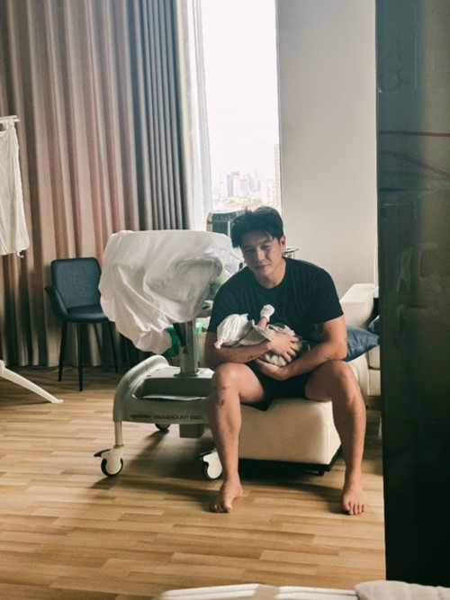 Huy Trần cũng nhiều đêm thức trắng chăm sóc con gái. "Nửa đêm mà tiếng khóc vang lên đứa lo bình sữa đứa mắt nhắm mắt mở lia lịa cái tay với miếng tã", Ngô Thanh Vân kể về việc làm bố mẹ bỉm sữa. Ảnh: FB Ngô Thanh Vân.