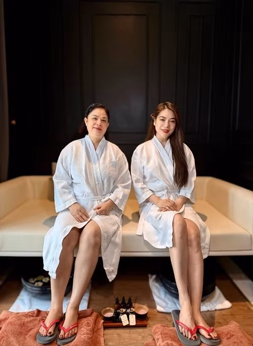 Nữ diễn viên phim Hương ga thường xuyên đưa mẹ đi du lịch. Ảnh: FB Trương Ngọc Ánh.