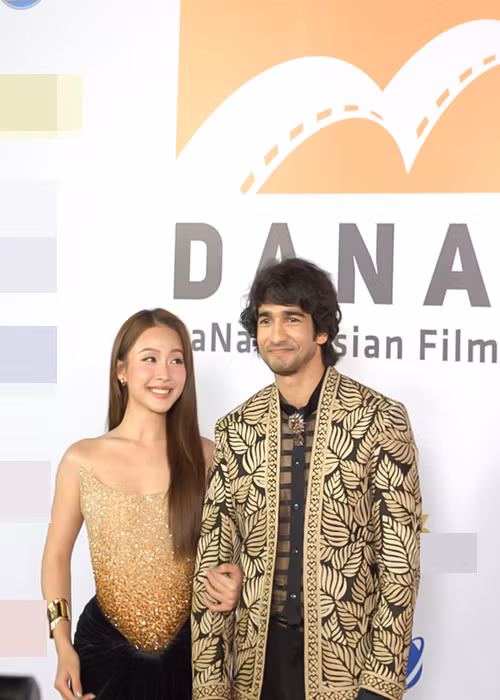 Khả Ngân và Shantanu Maheshwari tham gia các sự kiện thuộc khuôn khổ Liên hoan phim châu Á Đà Nẵng lần thứ Ba (DANAFF III) để quảng bá phim hợp tác ngoại giao Việt Nam - Ấn Độ Love in Vietnam. Ảnh: Thế Giới Điện Ảnh.