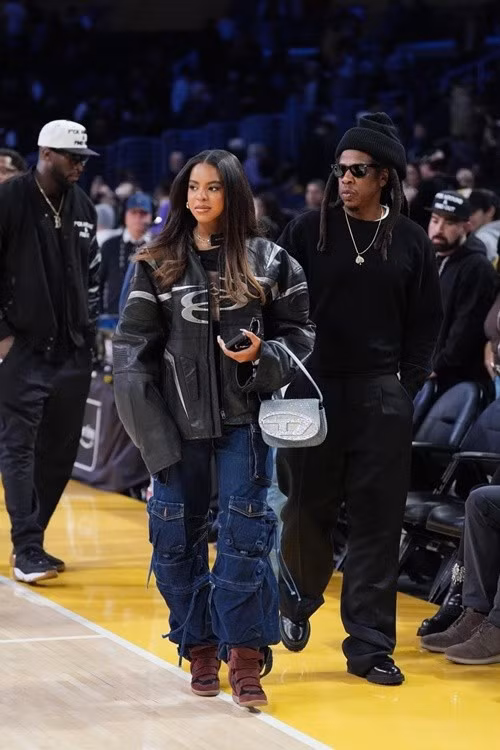 Tháng 12/2025, Blue Ivy - con gái đầu lòng của Beyonce trở thành tâm điểm chú ý khi đi xem bóng rổ cùng bố. Theo Tiền Phong, khi Blue Ivy chào đời, Time gọi cô nhóc là “đứa trẻ nổi tiếng nhất thế giới”. Ảnh: Tiền Phong.