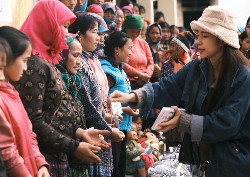 Trần Vân mặc đơn giản khi đi trao quà từ thiện. Ảnh: FB Trần Vân.