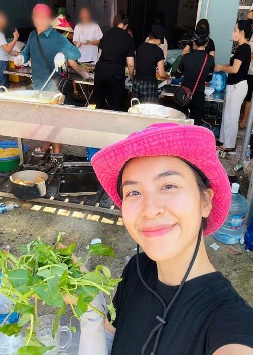 Mới đây, trên trang cá nhân, Trần Vân chia sẻ hình ảnh tham gia nấu ăn tại Thái Nguyên trước khi đi trao đồ cứu trợ: đồ ăn, nước uống, áo phao cho mọi người. Ảnh: FB Trần Vân.