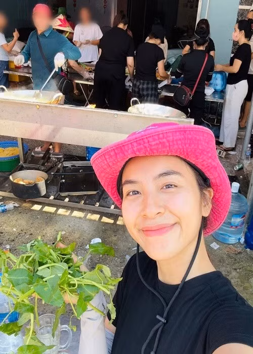 Mới đây, trên trang cá nhân, Trần Vân chia sẻ hình ảnh tham gia nấu ăn tại Thái Nguyên trước khi đi trao đồ cứu trợ: đồ ăn, nước uống, áo phao cho mọi người. Ảnh: FB Trần Vân.