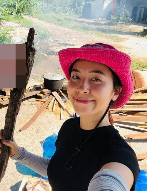 "Đồ tiếp tế, cơm, nước miễn phí, mời bà con qua ngay ngã tư nút giao Tân Lập nhận nhé ạ. Bây giờ Vân vào vùng nước nên không có sóng để chia sẻ thông tin", Trần Vân viết. Ảnh: FB Trần Vân.