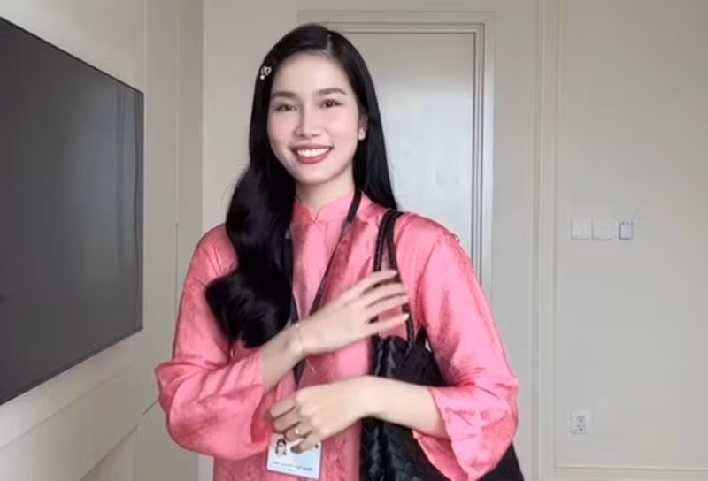 Ít ngày trước, nhân ngày Nhà giáo Việt Nam, Phương Anh chia sẻ, cô luôn được giảng dạy là may mắn lớn trong hành trình của cô. "May mắn vì được đứng lớp, được chia sẻ kiến thức, và được gặp những bạn trẻ đáng yêu. Tự hào vì mỗi ngày đều được góp một phần nhỏ vào hành trình trưởng thành của các bạn", cô tâm sự. Ảnh: Đời Sống Pháp Luật.