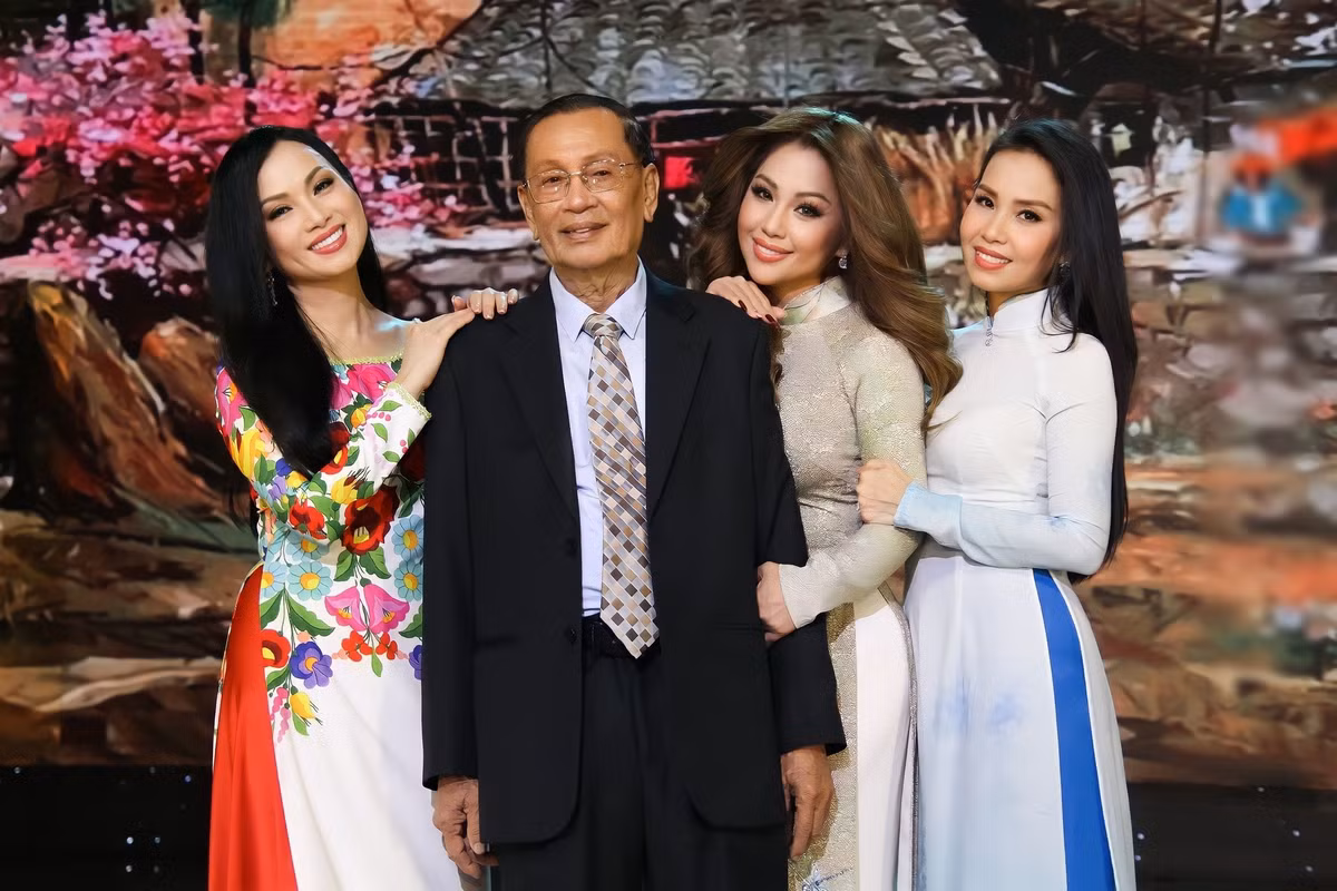 Giống Minh Tuyết và Hà Phương, Cẩm Ly cũng ca hát nhiều năm qua. Theo Vietnamnet, thế mạnh, cũng là điểm đặc trưng, của Cẩm Ly trong dân ca là sự hồn hậu, chân phương tự nhiên - không thể tập luyện hay có được bằng xử lý kỹ thuật. Ảnh: FB Minh Tuyết.