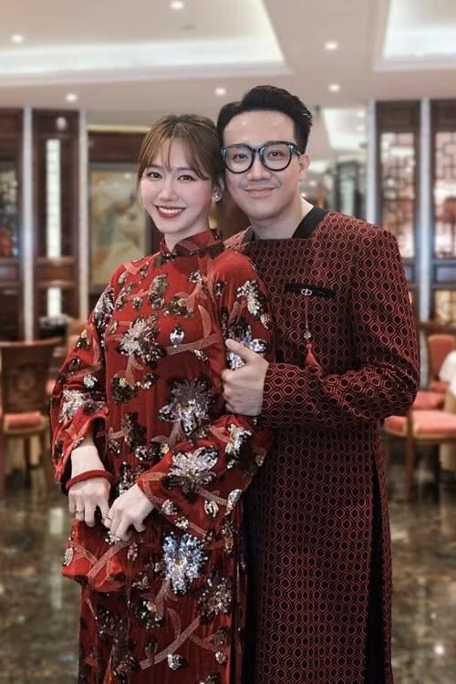 Hari Won rất mê món bánh chưng. Cô cho biết: “Bánh chưng càng nhiều thịt thì càng ngon. Ăn một miếng bánh cùng ít dưa hành thì thật là… tuyệt vời”. Ảnh: FB Hari Won.