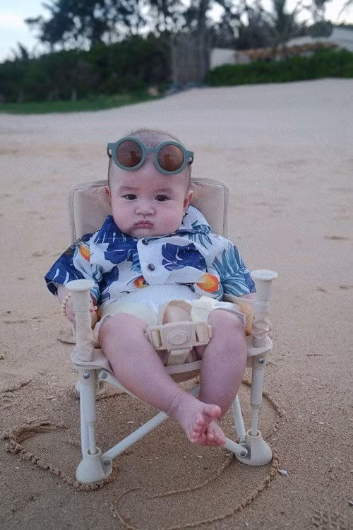 Tuệ Như khoe ảnh bé Hin đi biển cùng bố mẹ. Ảnh: FB Tuệ Như.