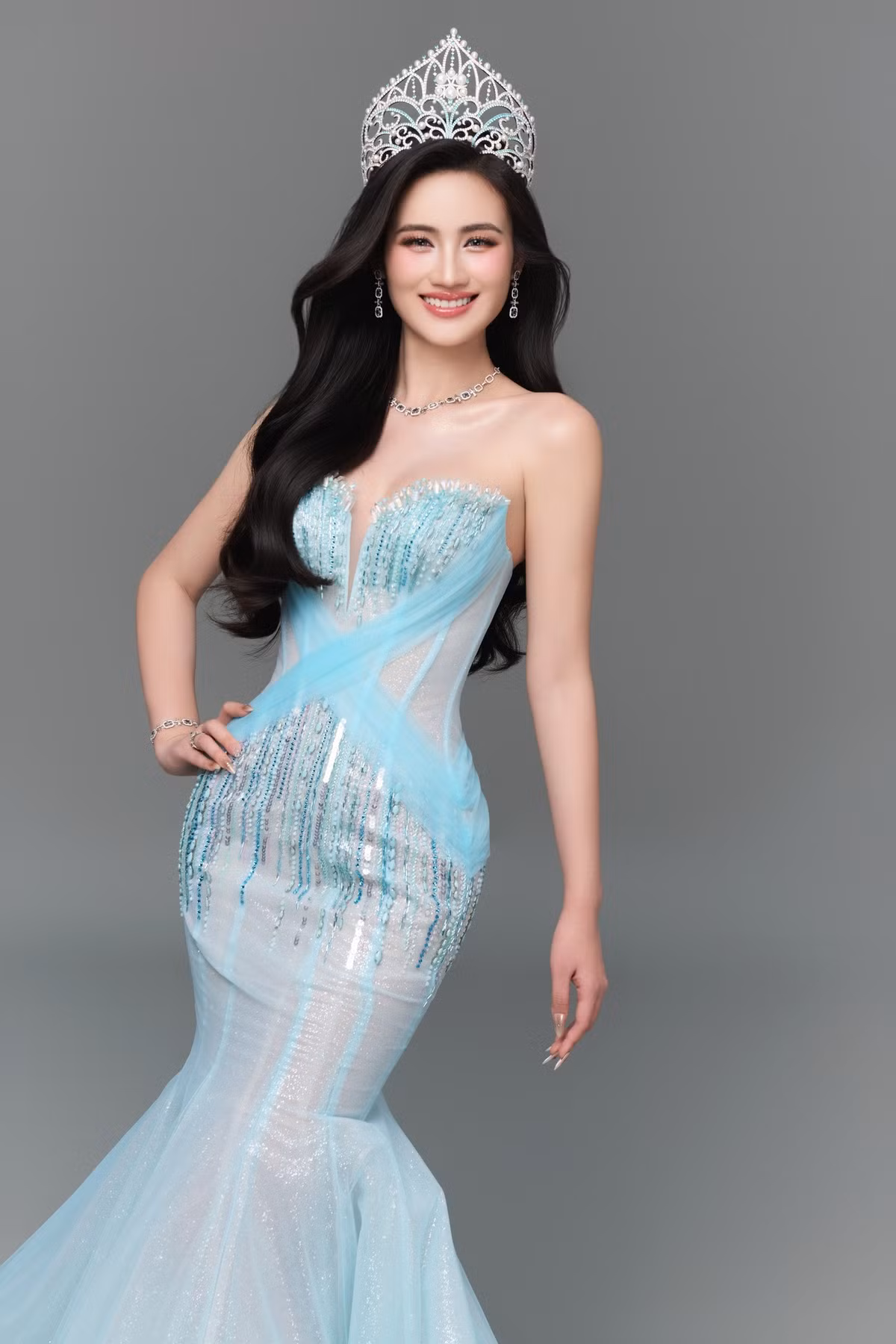 Ý Nhi đăng quang Miss World Vietnam 2023, vào top 40 Hoa hậu Thế giới 2025. Hiện tại, cô là sinh viên của Đại học Quốc tế, Đại học Quốc gia TP HCM, đồng thời theo chương trình liên kết 2+2 ngành Quản trị Kinh doanh giữa Đại học Quốc tế TP HCM và Đại học Sydney - Úc. Ảnh: FB Ý Nhi.