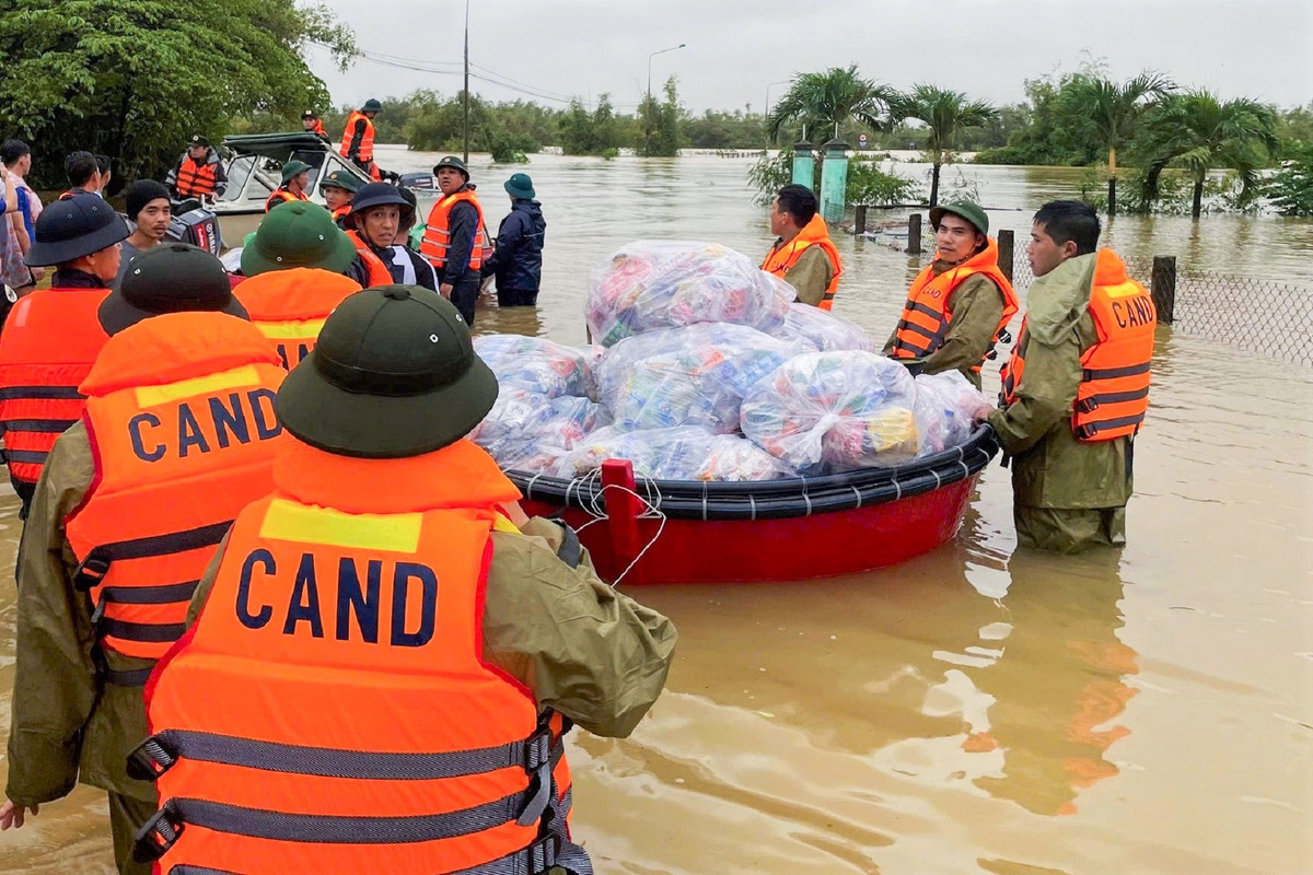 Chiều 28/10, Công an TP Đà Nẵng đã chuẩn bị hàng cứu trợ, gồm mì tôm, bánh, sữa, nước uống để kịp thời hỗ trợ tận tay người dân tại những khu vực bị ngập sâu, cô lập.