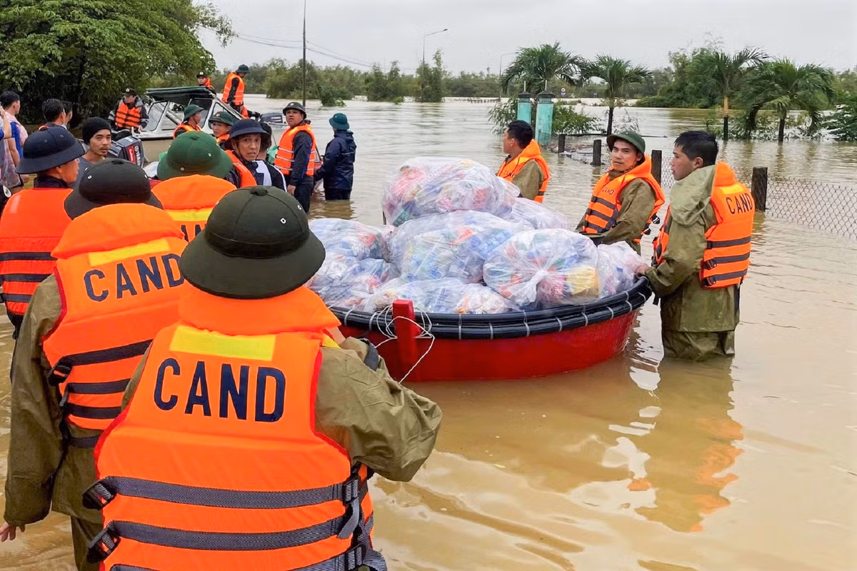 Chiều 28/10, Công an TP Đà Nẵng đã chuẩn bị hàng cứu trợ, gồm mì tôm, bánh, sữa, nước uống để kịp thời hỗ trợ tận tay người dân tại những khu vực bị ngập sâu, cô lập.
