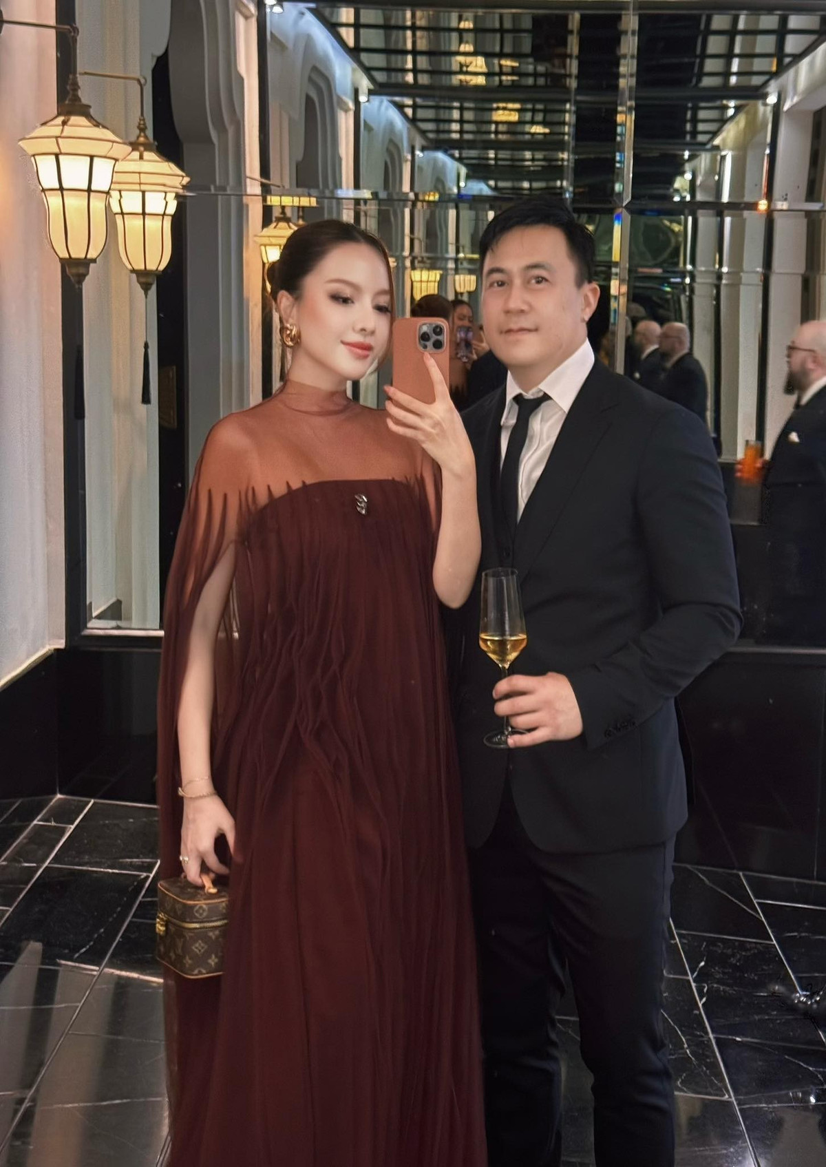 Diễn viên Băng Di cùng bạn trai - doanh nhân Justin Chiêm cũng tham dự hôn lễ của em chồng Hà Tăng tại Đà Nẵng. Ảnh: FB Băng Di.