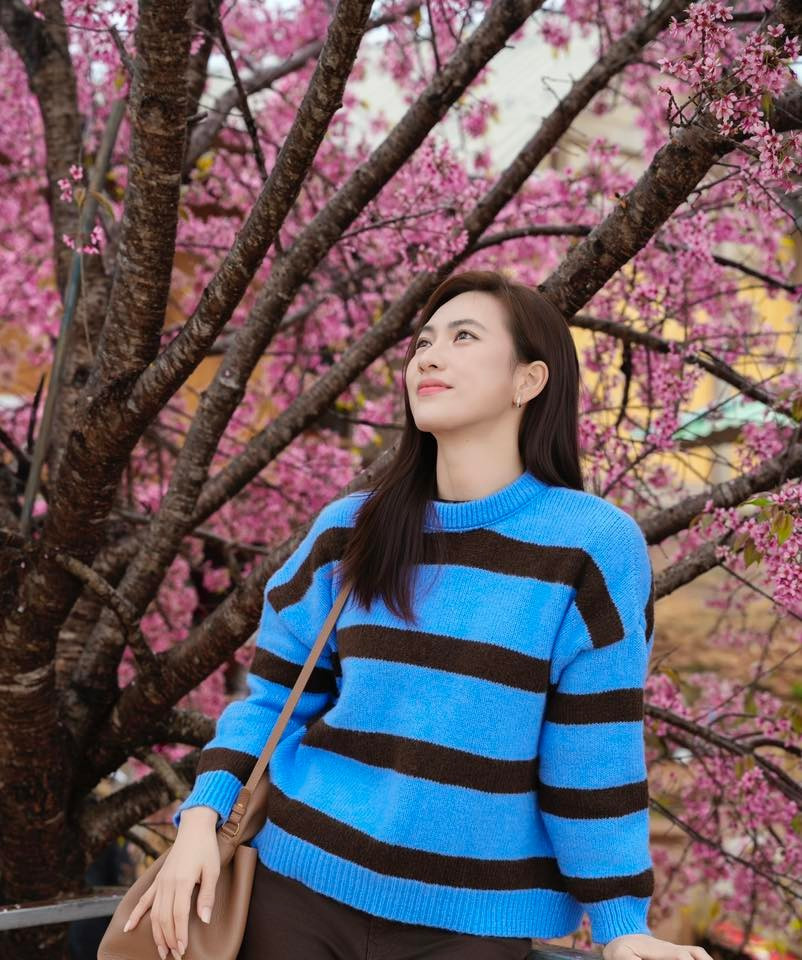 Nữ diễn viên diện áo len xanh phối sọc đen đơn giản, kết hợp cùng quần tối màu Mái tóc dài buông tự nhiên, gương mặt thanh tú với ánh nhìn nhẹ nhàng khiến Phương Anh Đào thêm phần cuốn hút. Ảnh: FB Phương Anh Đào.