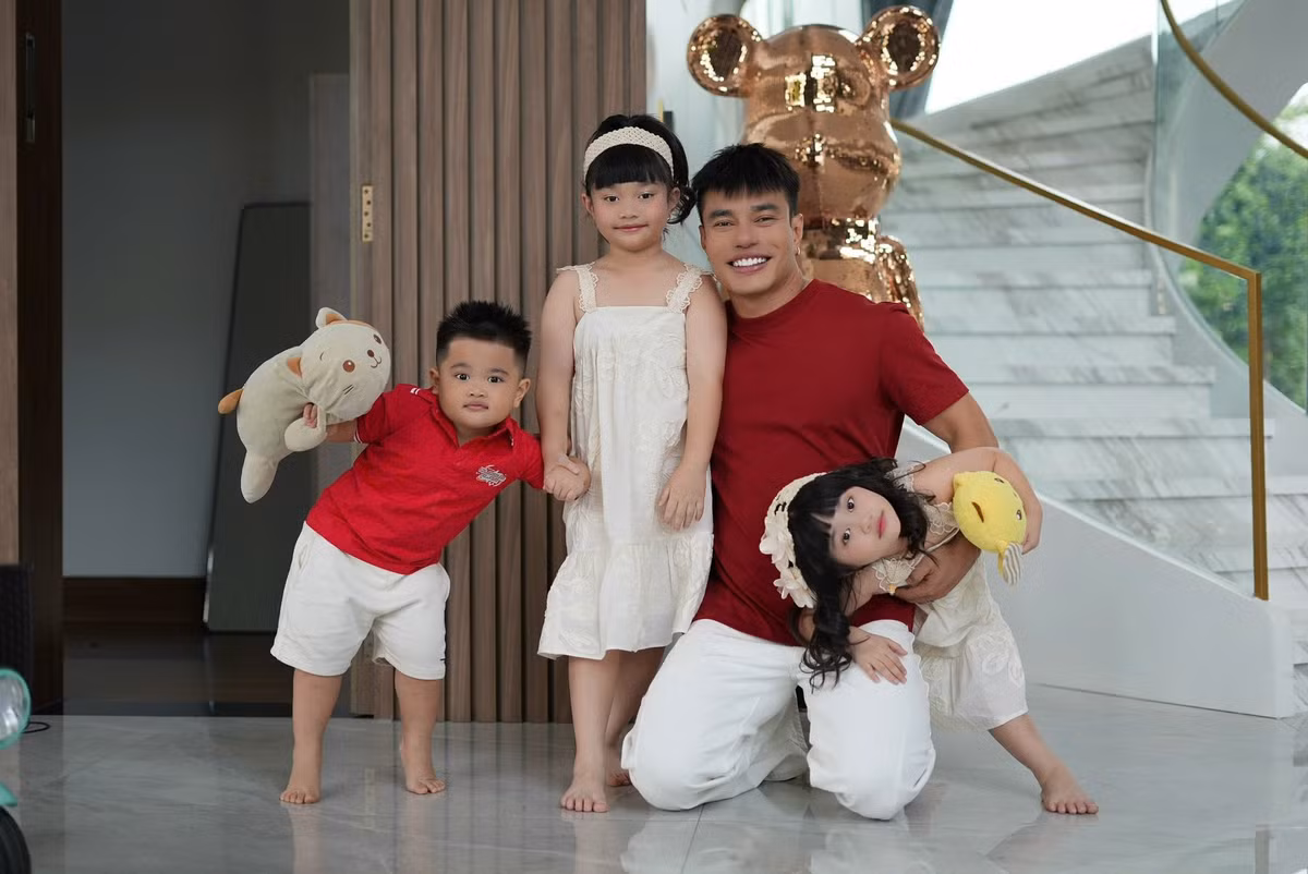 Nam diễn viên thường trêu bé Bảo Ngọc là 'bản sao nhí' của nghệ sĩ Ngọc Giàu. Nhờ vẻ ngoài đáng yêu, con gái thứ hai của Lê Dương Bảo Lâm có hợp đồng quảng cáo đầu tiên khi chỉ mới 6 tháng tuổi.