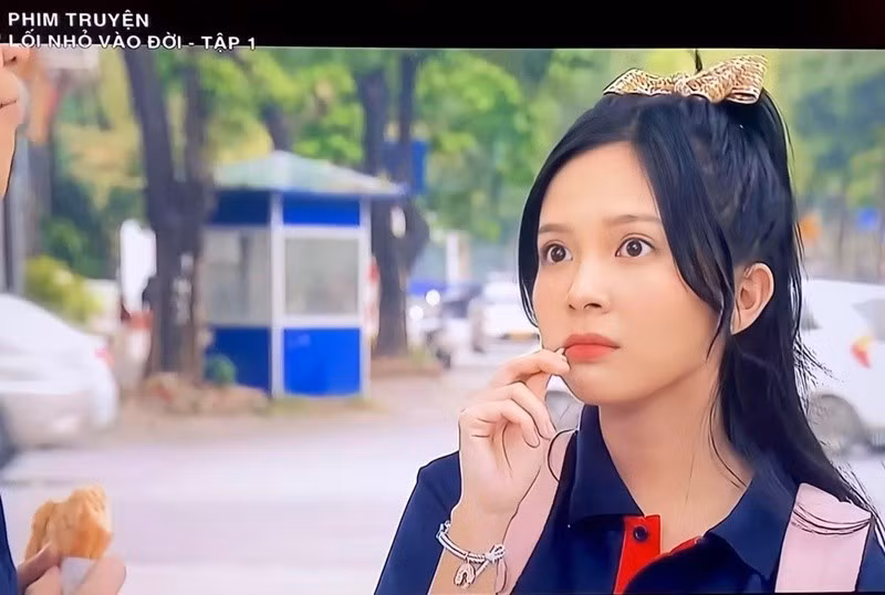 Ngọc Huyền vào học sinh lớp 11 trong phim Lối nhỏ vào đời lên sóng năm 2022. Ảnh: Tiền Phong.