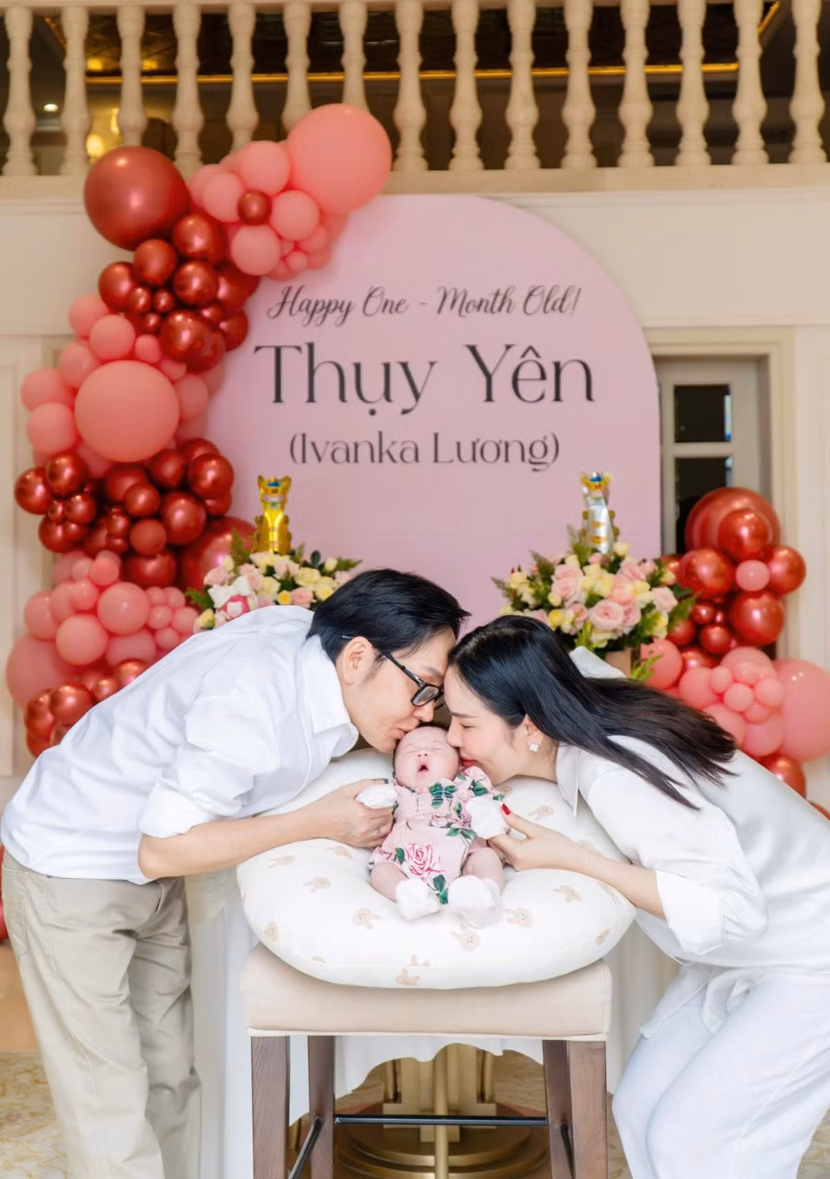 “Phương Lê là một người mẹ bốn con, ở tuổi 45 lại một lần nữa bước vào hành trình làm mẹ. Cơ thể sau sinh còn nặng nề, chưa kịp lấy lại dáng, sức khỏe cũng không còn như trước", Phương Lê viết trên trang cá nhân.