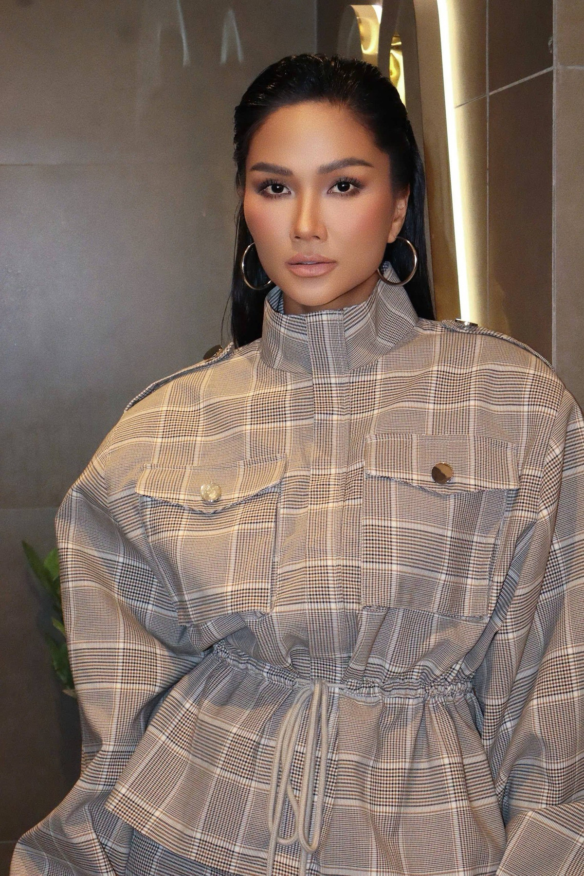 Sau đăng quang, H’Hen Niê tham gia nhiều show thời trang, chương trình truyền hình và các dự án giải trí, nhưng luôn giữ nhịp độ vừa phải. Nàng hậu ưu tiên chất lượng, giá trị lâu dài thay vì xuất hiện dày đặc.