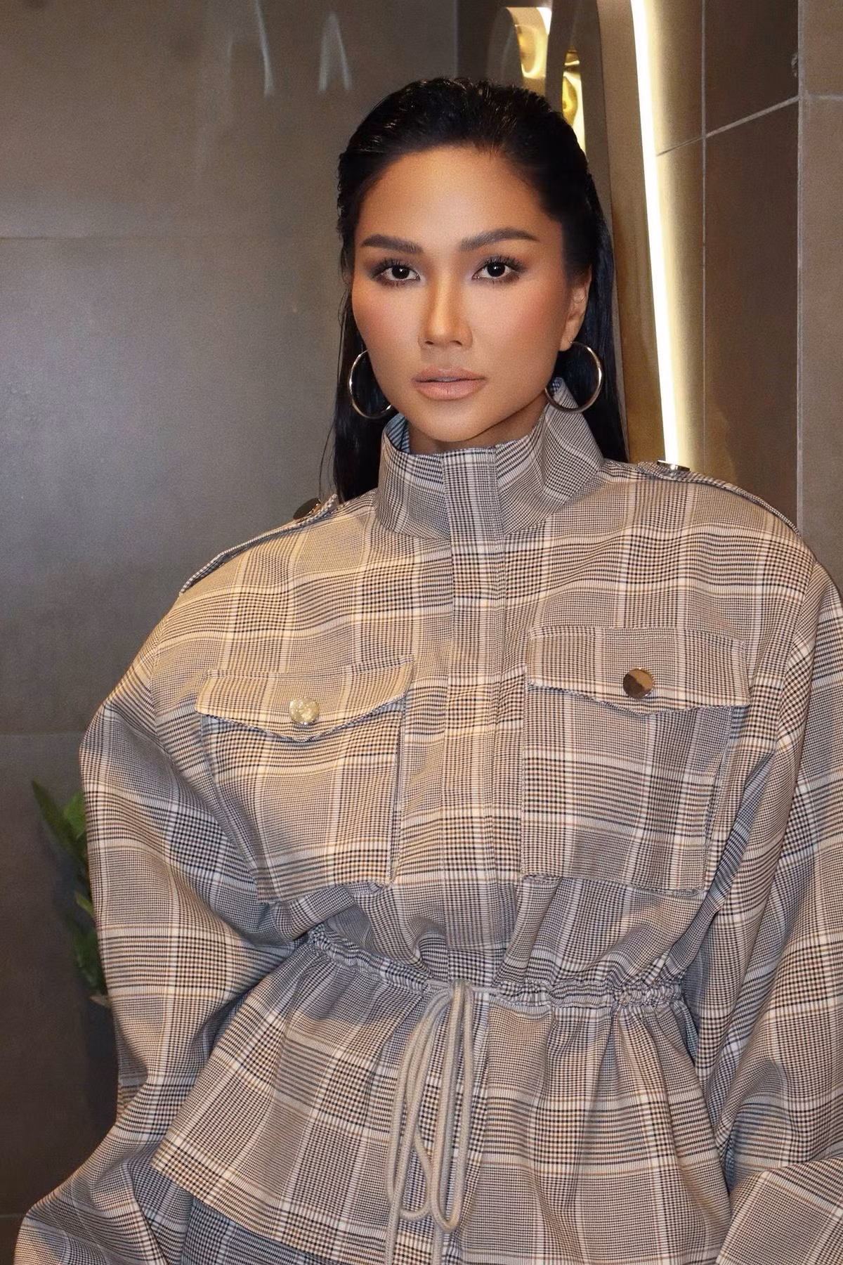 Sau đăng quang, H’Hen Niê tham gia nhiều show thời trang, chương trình truyền hình và các dự án giải trí, nhưng luôn giữ nhịp độ vừa phải. Nàng hậu ưu tiên chất lượng, giá trị lâu dài thay vì xuất hiện dày đặc.