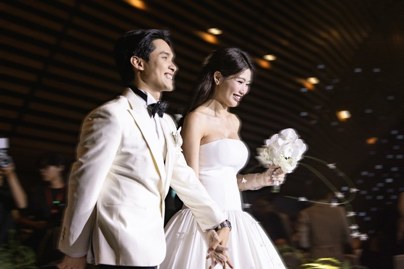 Sau đám cưới, Quỳnh Châu hỗ trợ công việc của chồng, tiếp tục tham gia các sự kiện.