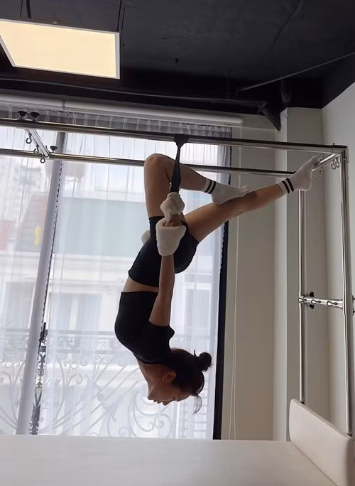 Vợ Hoàng Bách kết hợp chế độ ăn uống khoa học và tập luyện các thể thao như gym, pilates, pickleball. Ảnh: FB Thanh Thảo.