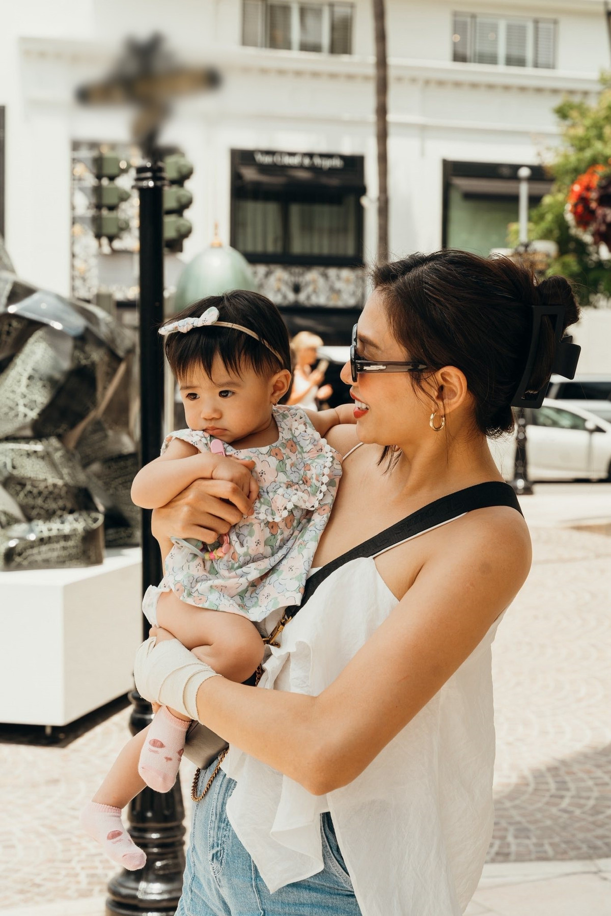 "Nhắm đòi ba mua đồ hiệu được thì đòi chứ mẹ thì sống ảo và ăn kem thôi nha con", Võ Hoàng Yến hài hước nhắn nhủ ái nữ khi cả gia đình nữ người mẫu xuống phố. Ảnh: FB Võ Hoàng Yến.